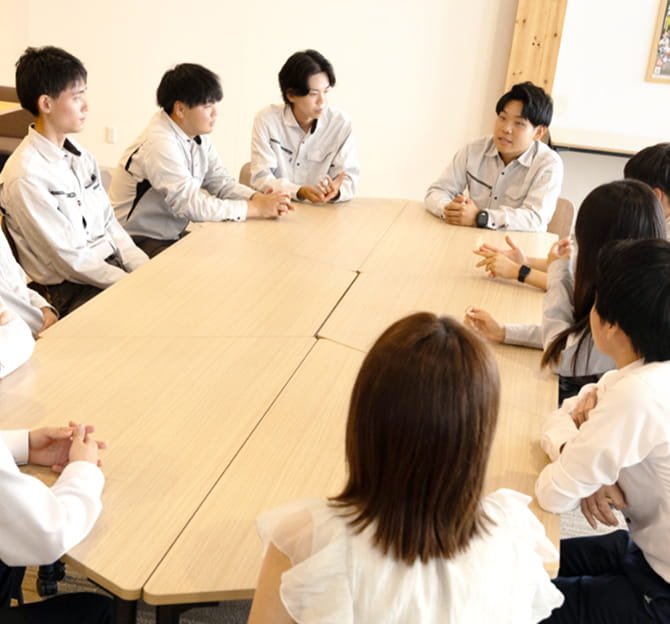 土木・環境工学&建築学科出身社員座談会の写真